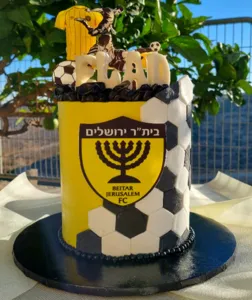 עוגת כדורגל מעוצבת בעיטוף קרם מרנג חמאה שוויצרי (קוטר 16 ס"מ). כיתוב בהתאמה אישית.